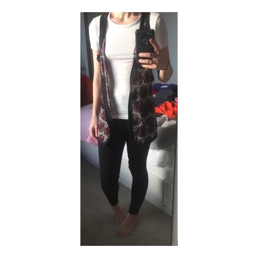 Maroon Patterned Sleeveless Cardigan - Picture 3 of 5